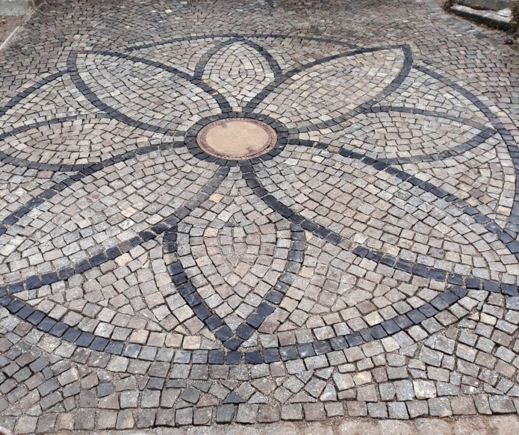 Pflaster-Bluete-Gartenbau-Eigner